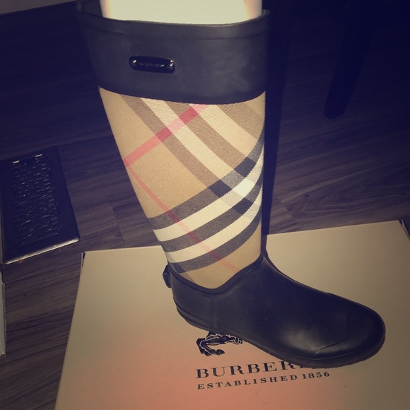 Burberry rain boots - Picture 1 of 3